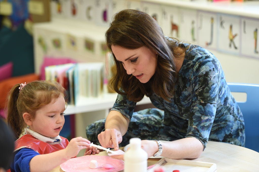 Kate Middleton macht ein Kunstprojekt mit einem Kind