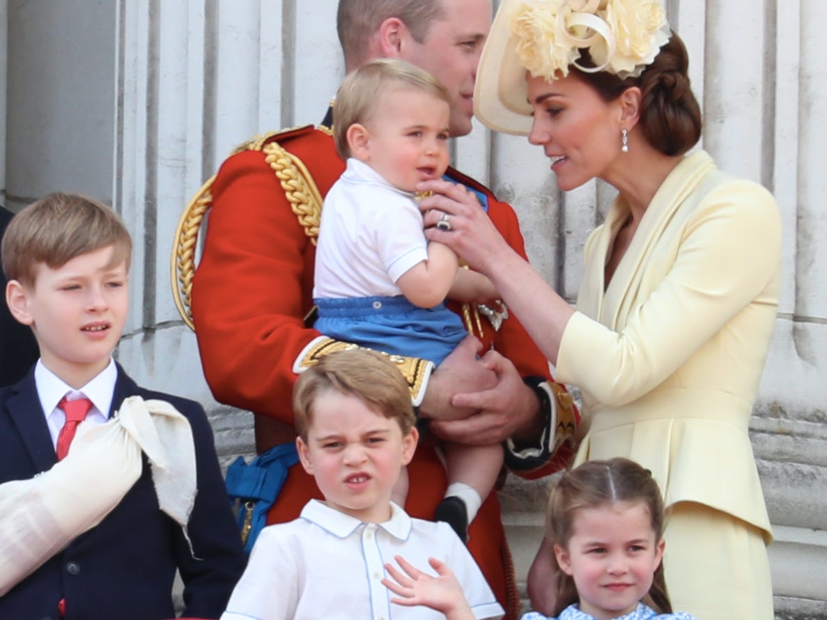 Kate Middleton berührt das Kinn von Prinz Louis während des Trooping the Colour