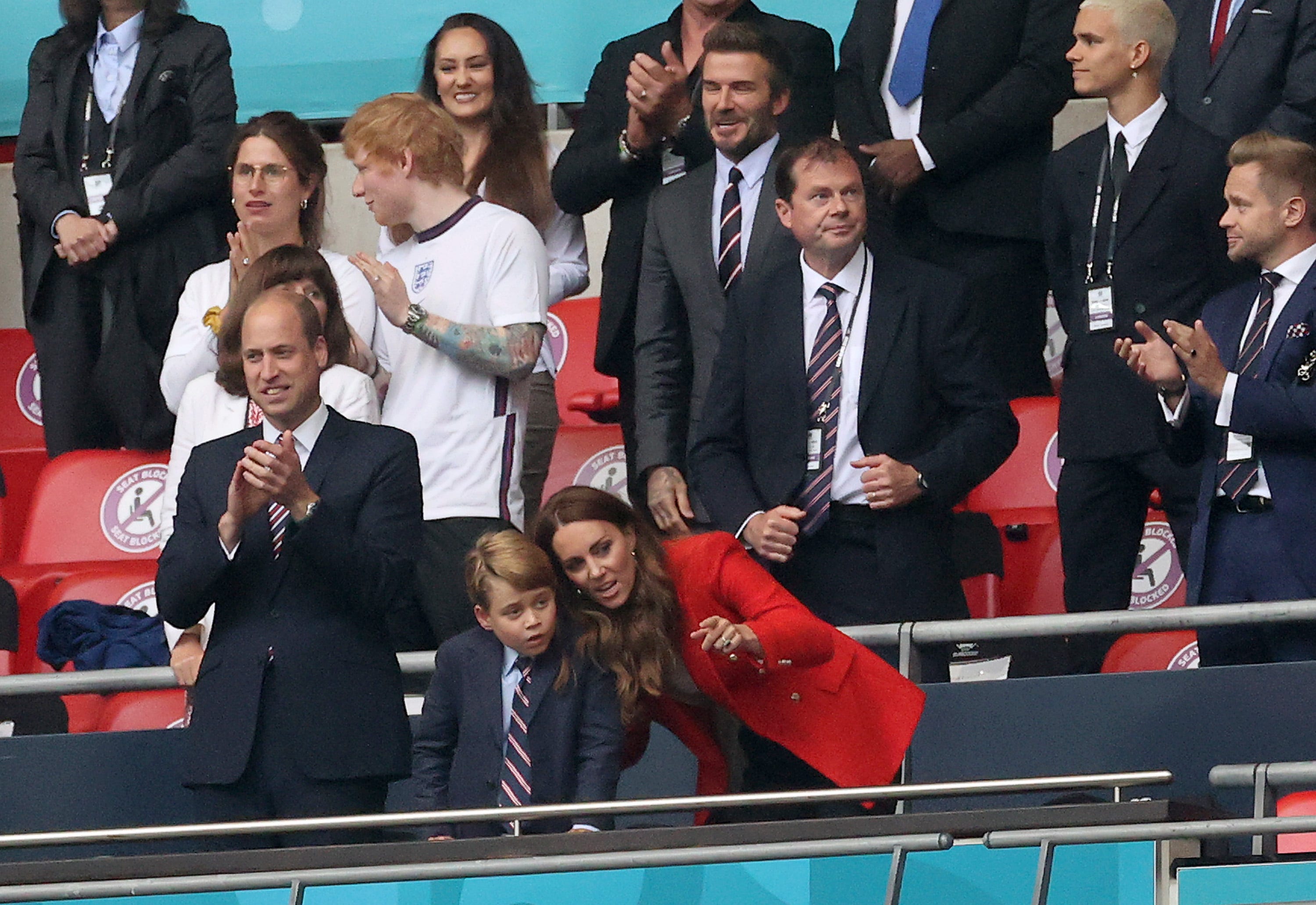 Prinz William, Kate Middleton und Prinz George bei einem Fußballspiel