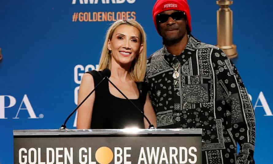 Die Präsidentin der Hollywood Foreign Press Association, Helen Hoehne, und der Rapper Snoop Dogg im Jahr 2021.