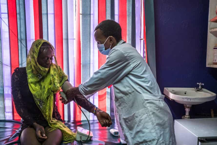 Der Kliniker Anthony Kikombo aus Ishtar gibt einem Transgender-Klienten einen routinemäßigen Gesundheitscheck im Wellnesscenter.