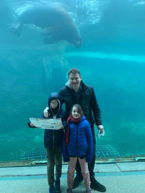 Daniel Boffey und seine Kinder und ein Seelöwe