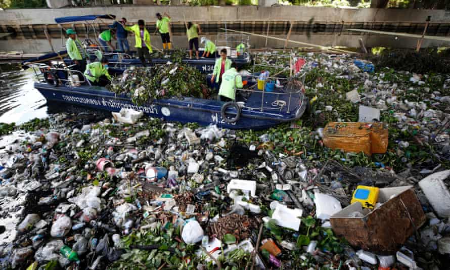 Kommunale Müllsammler versuchen in Booten einen Kanal von Treibgut und Hausmüll zu säubern