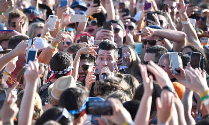 Dan Smith, umgeben von Fans beim Coachella-Festival 2017