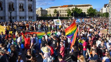 Demonstranten gegen das Gesetz versammeln sich am 14. Juni 2021 in der Nähe des Parlamentsgebäudes in Budapest.