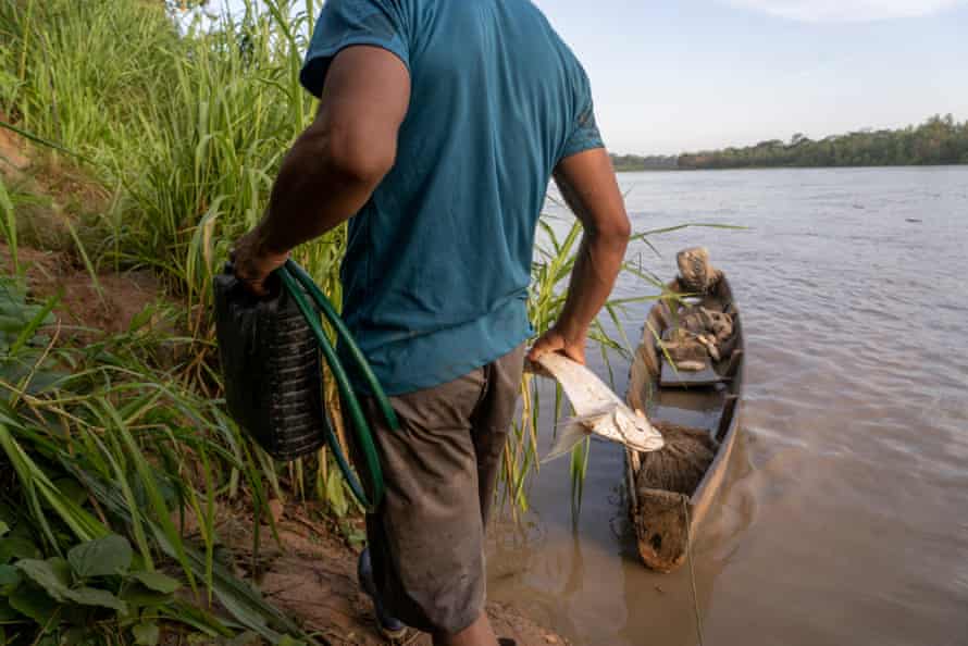 Ein Fischer von Esse Ejja nimmt seinen Fang mit nach Hause in Eyiyo Quibo