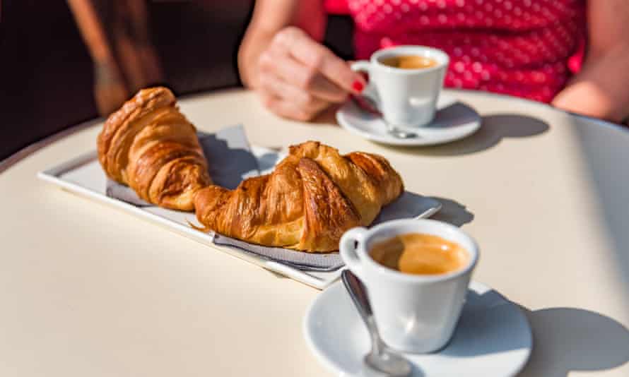 Croissants und Kaffee