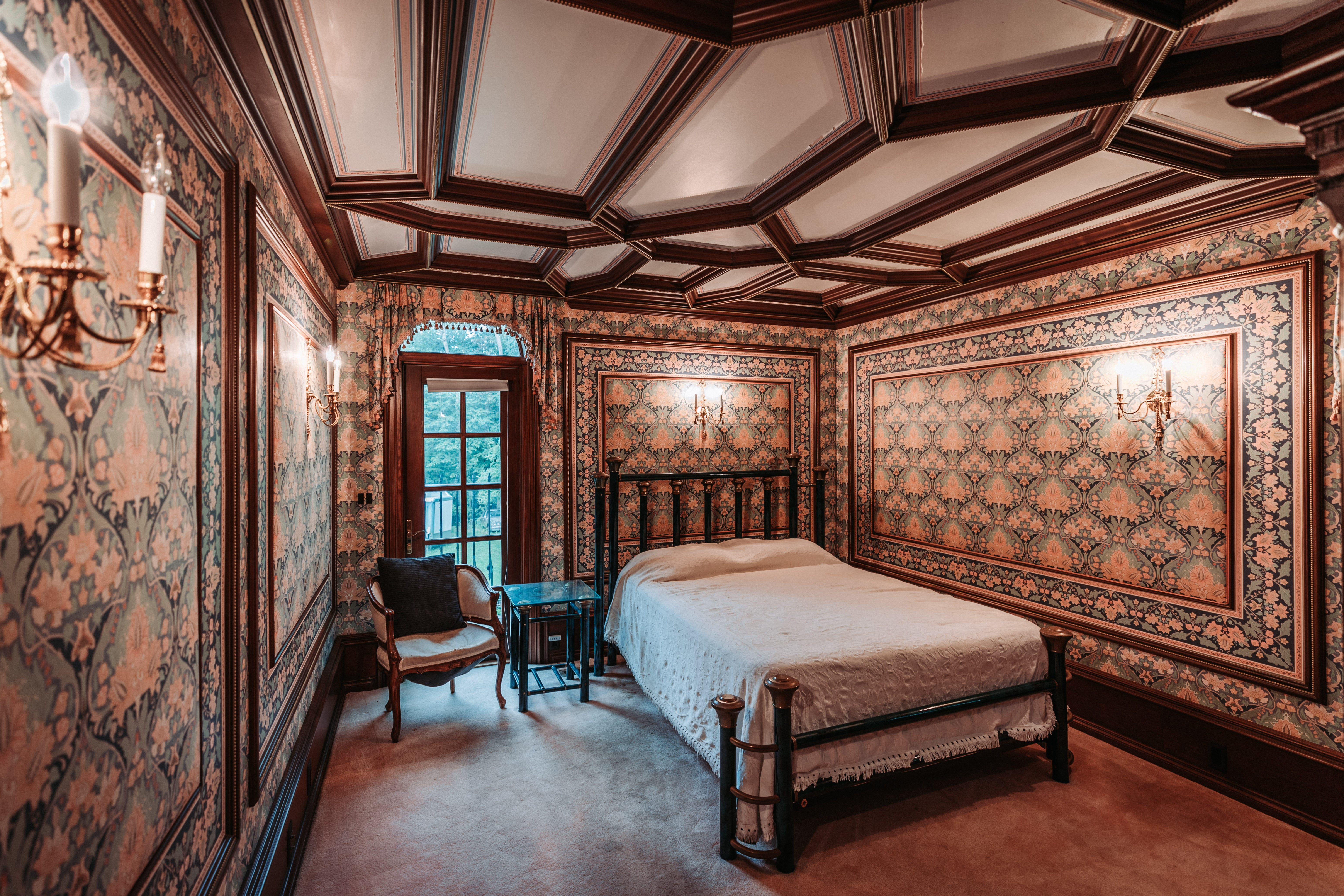 Ein weiteres Schlafzimmer in LeBlanc Castle, das vom schottischen Baronialstil des Mittelalters inspiriert ist.