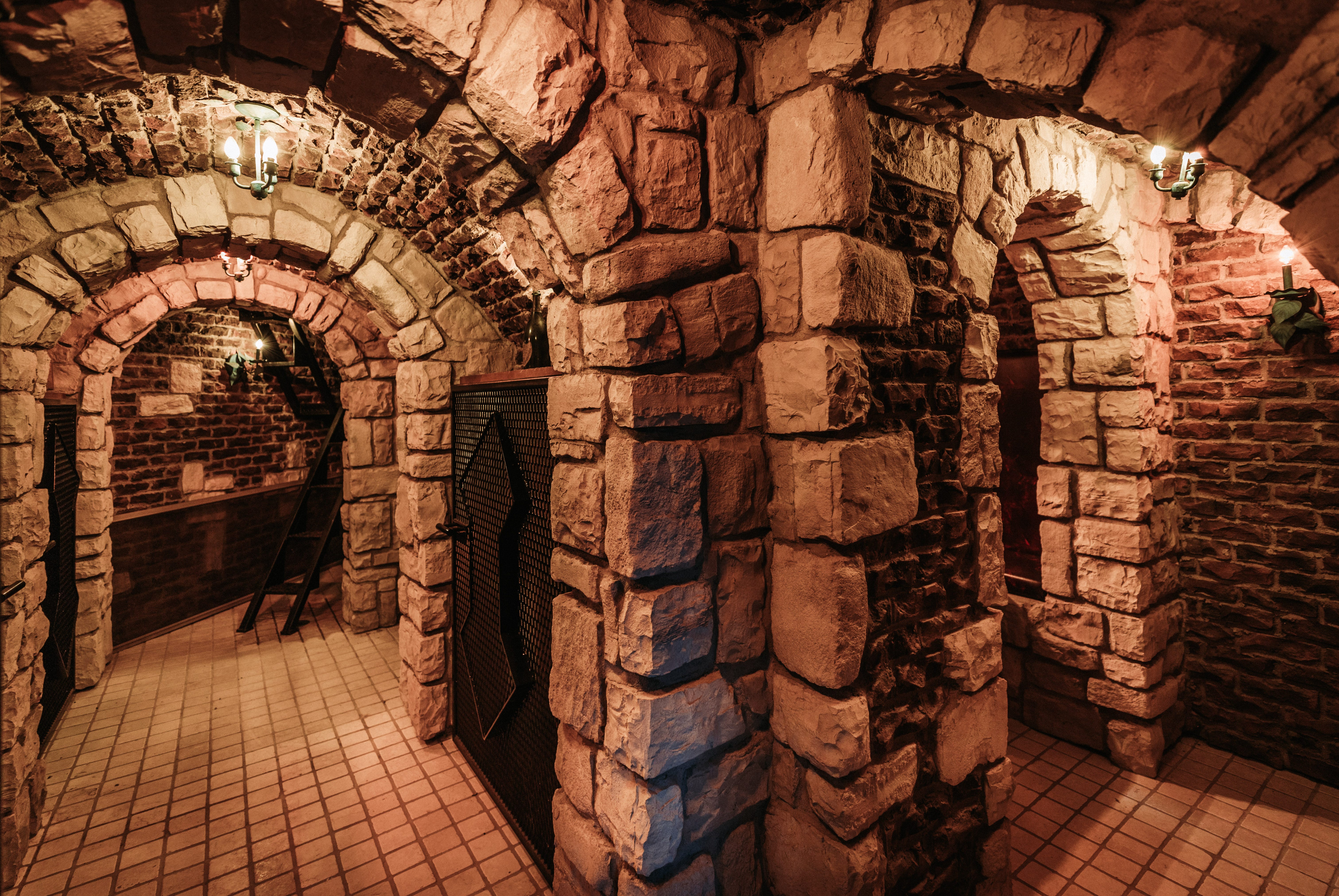 Ein Netz von unterirdischen Gängen im Keller des Schlosses LeBlanc.