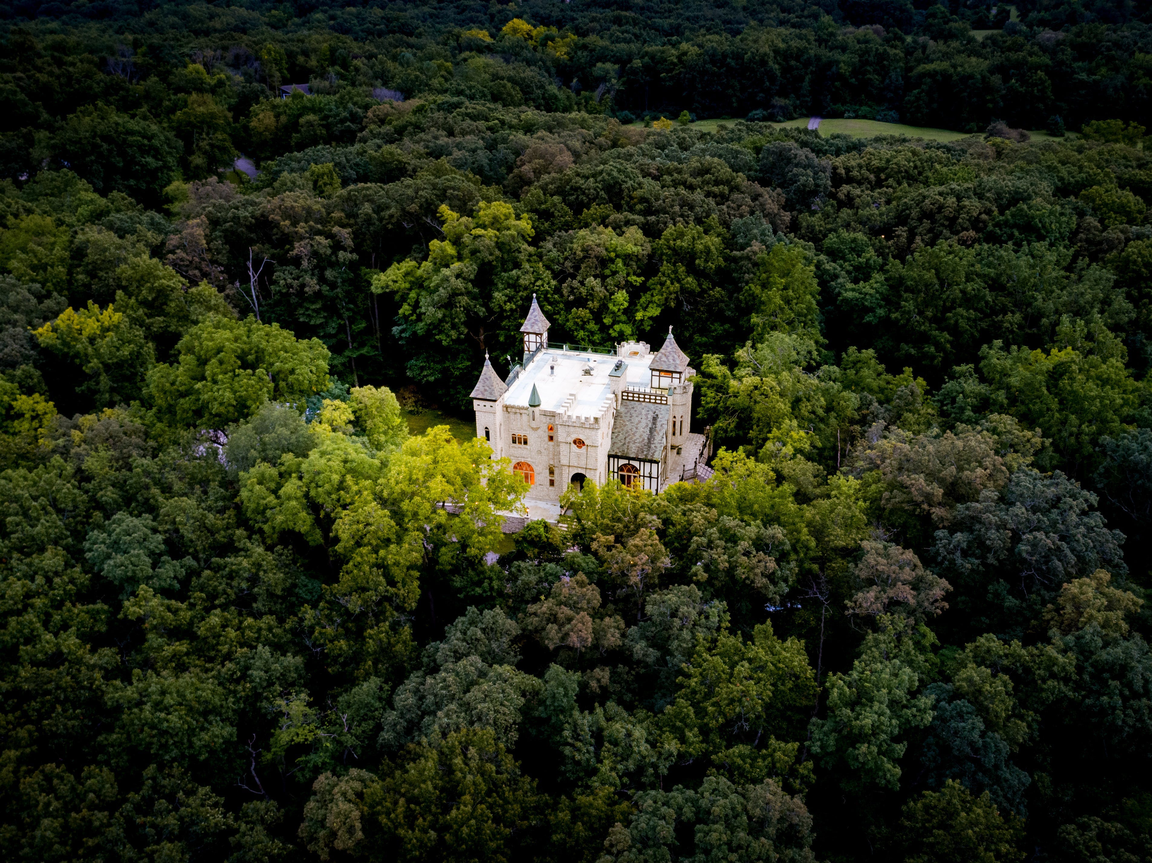 Eine Luftaufnahme des Schlosses LeBlanc, das sich auf einem 6 Hektar großen Grundstück in einer privaten Wohnanlage befindet.