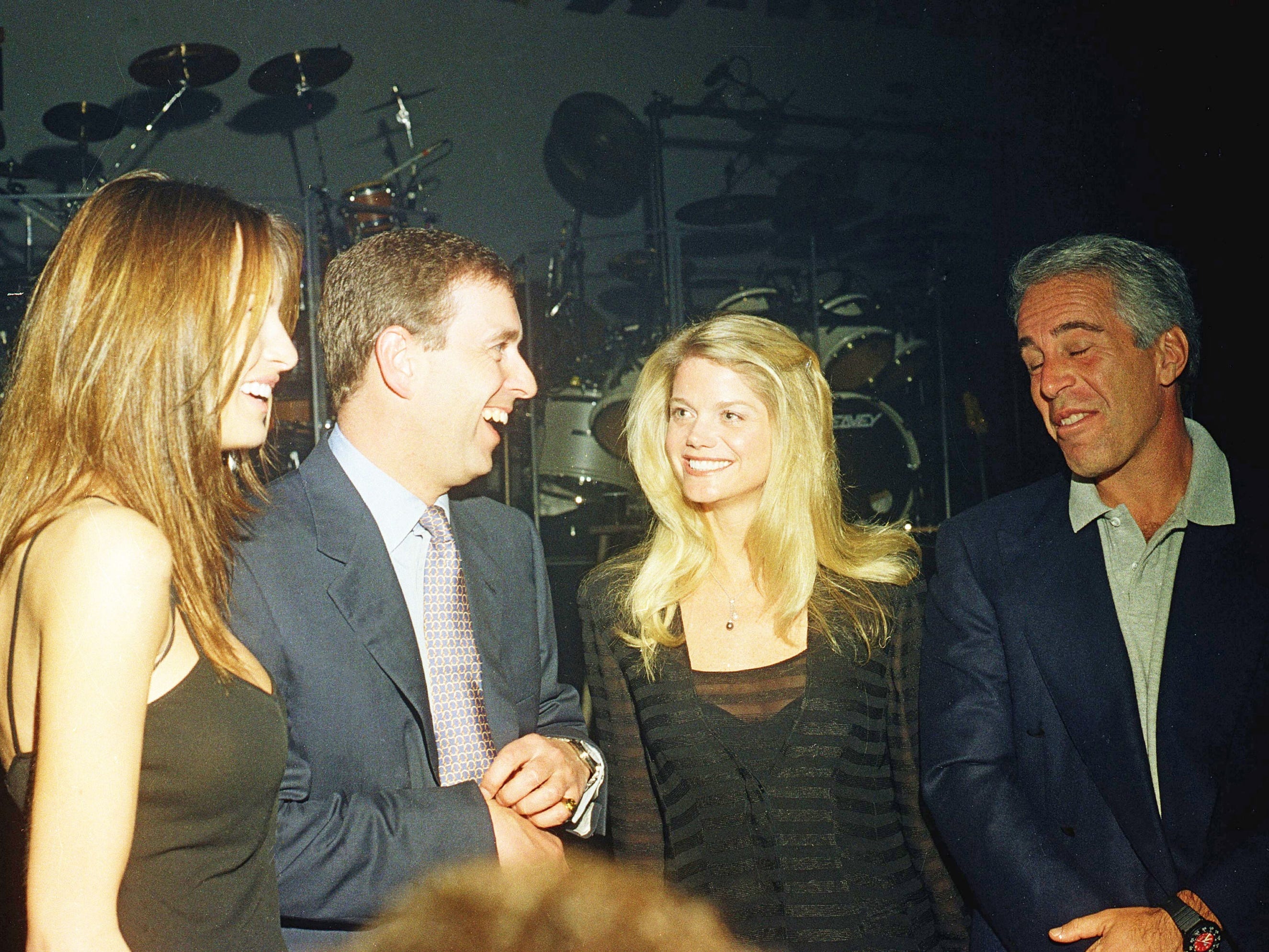 Melania Trump, Prinz Andrew, Gwendolyn Beck und Jeffrey Epstein auf einer Party im Mar-a-Lago Club in Palm Beach