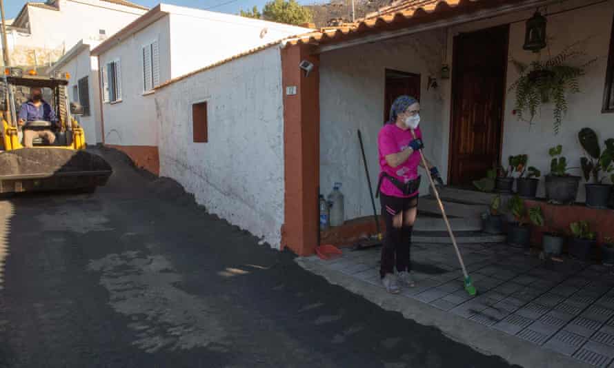 Gladys Jeronimo, 65, reinigt ihr Haus im Viertel Las Manchas von Sand und Asche.