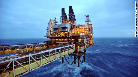 Briten stehen vor einem massiven Anstieg der Energierechnungen.  BP und Shell könnten am Haken sein, um zu zahlen