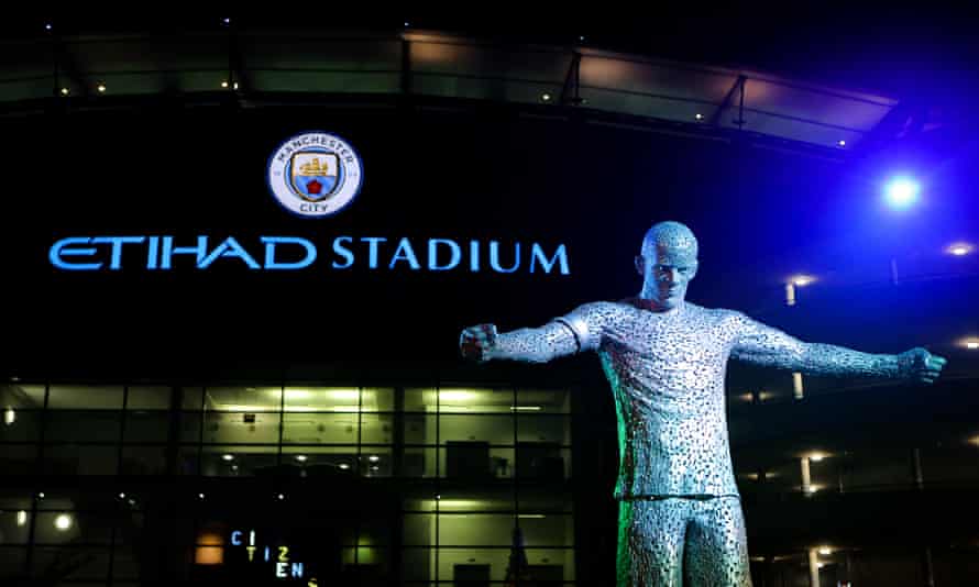 Eine Statue des ehemaligen Kapitäns von Manchester City, Vincent Kompany, vor dem Etihad-Stadion.