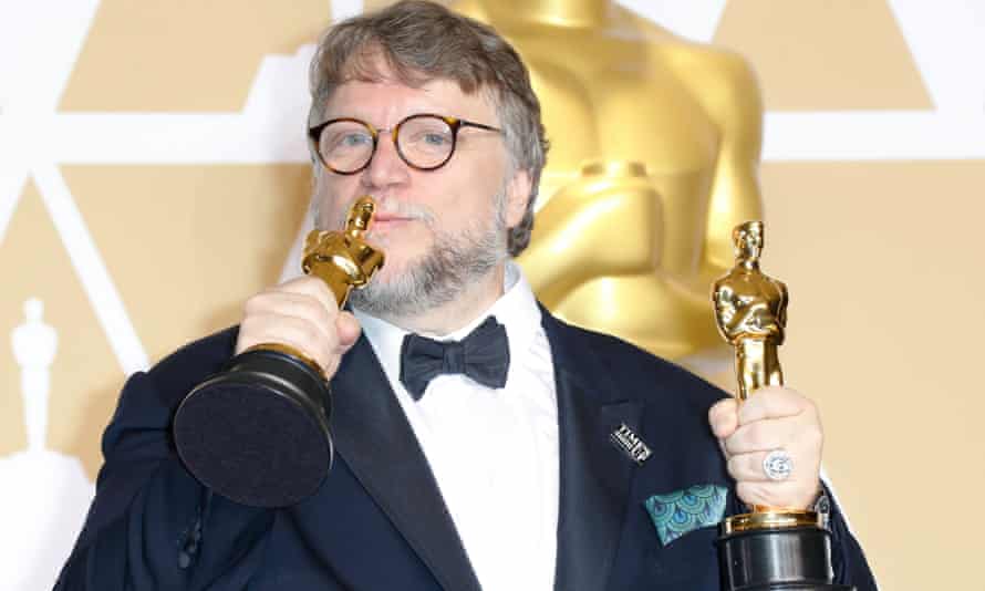 Mexikanische Welle … Del Toro feiert seinen Doppelsieg für The Shape of Water bei den Oscars 2018.