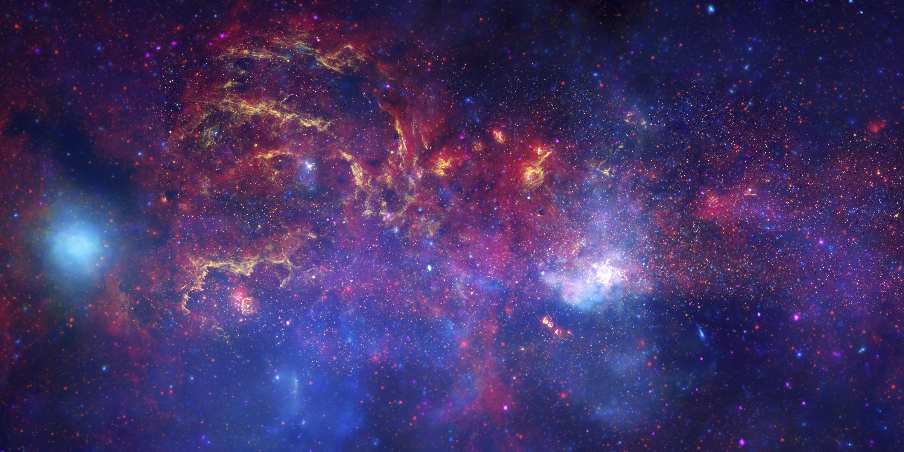 milchstraße galaxie zentrum lila rot gelb sternenklare strudel mit weißen hellen flecken