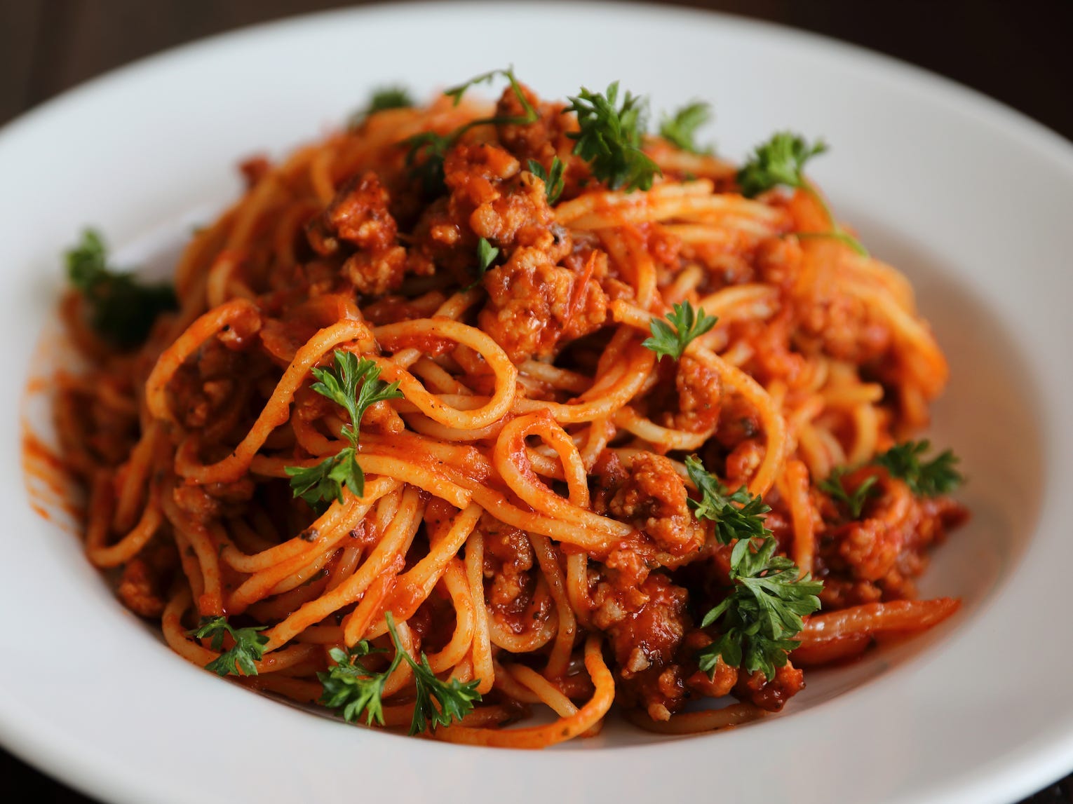 Spaghetti Bolognese in einer weißen Schüssel