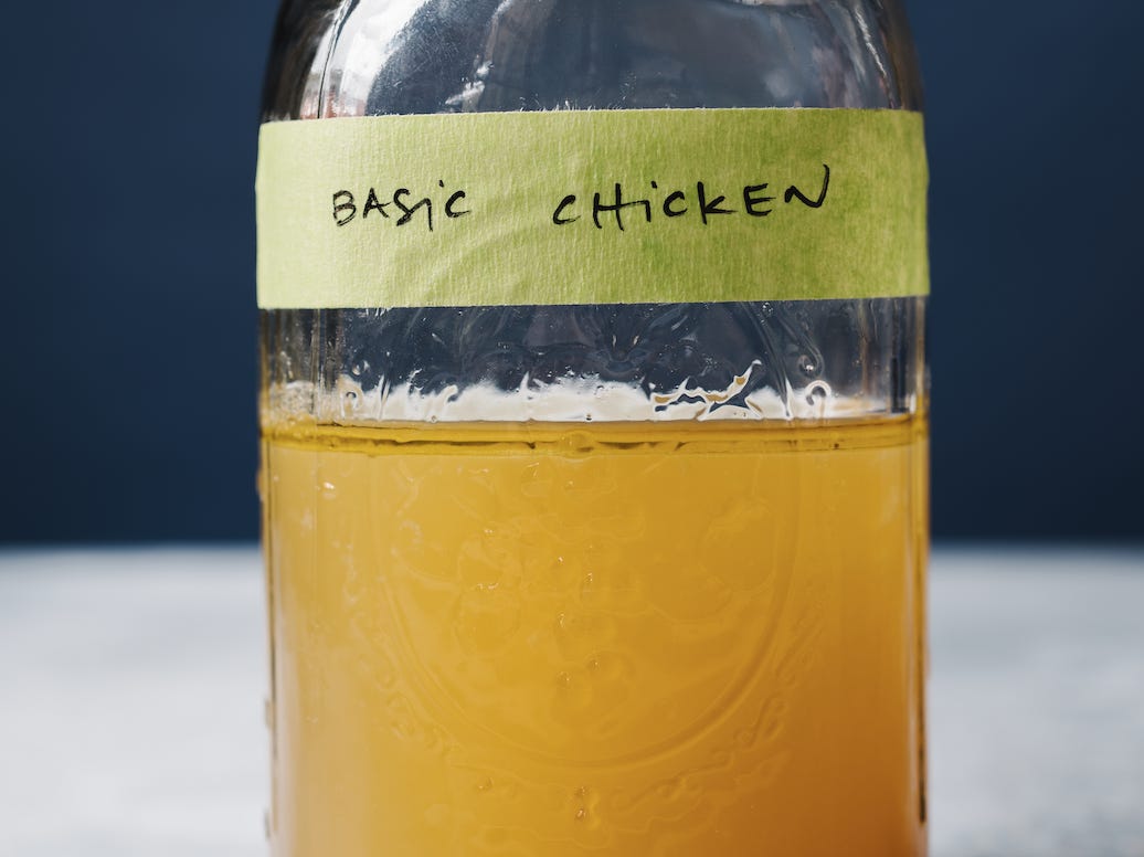 Hühnerbrühe in einem Glas mit Etikett