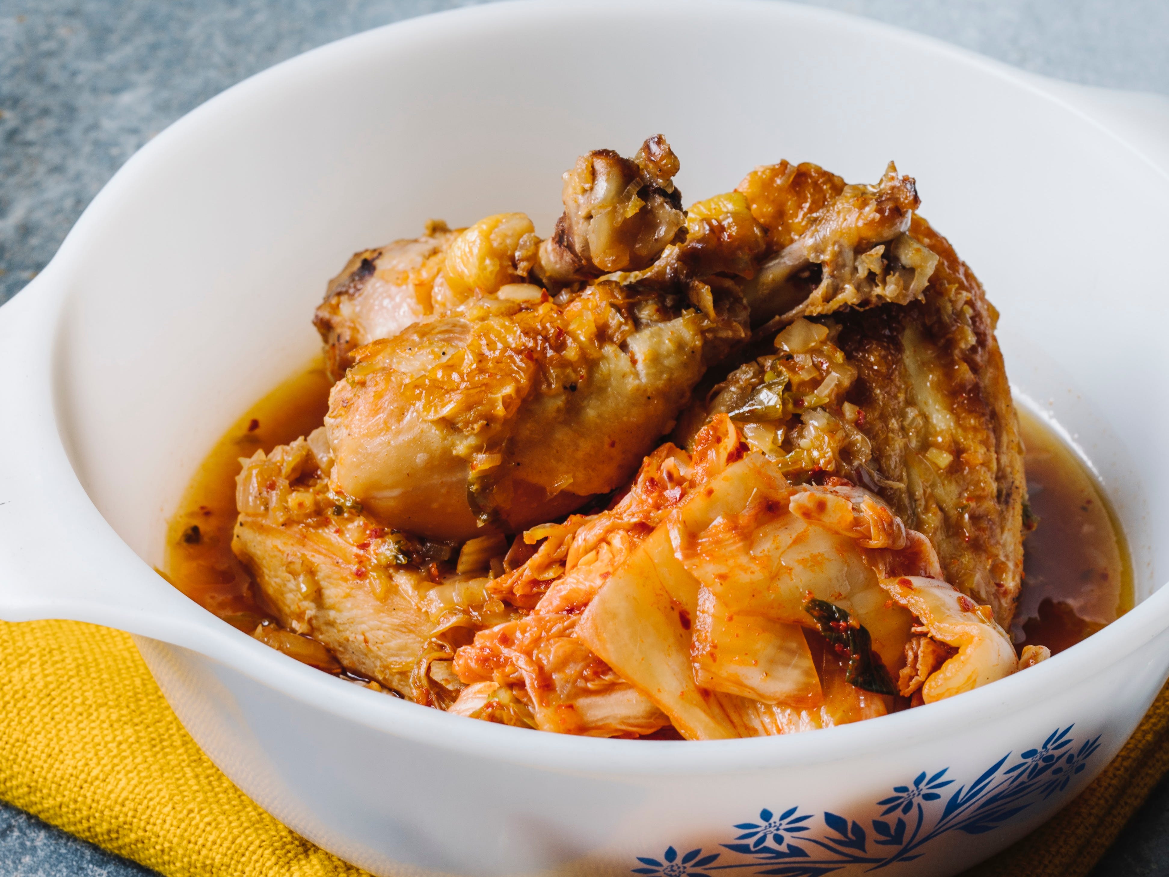Kimchi Braised Chicken in einer weißen Schüssel