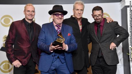 Elvis Costello &  The Imposters (von links: Davey Faragher, Elvis Costello, Pete Thomas und Sebastian Krys) werden am 26. Januar 2020 bei den 62. jährlichen Grammy Awards im Staples Center in LA gezeigt. 