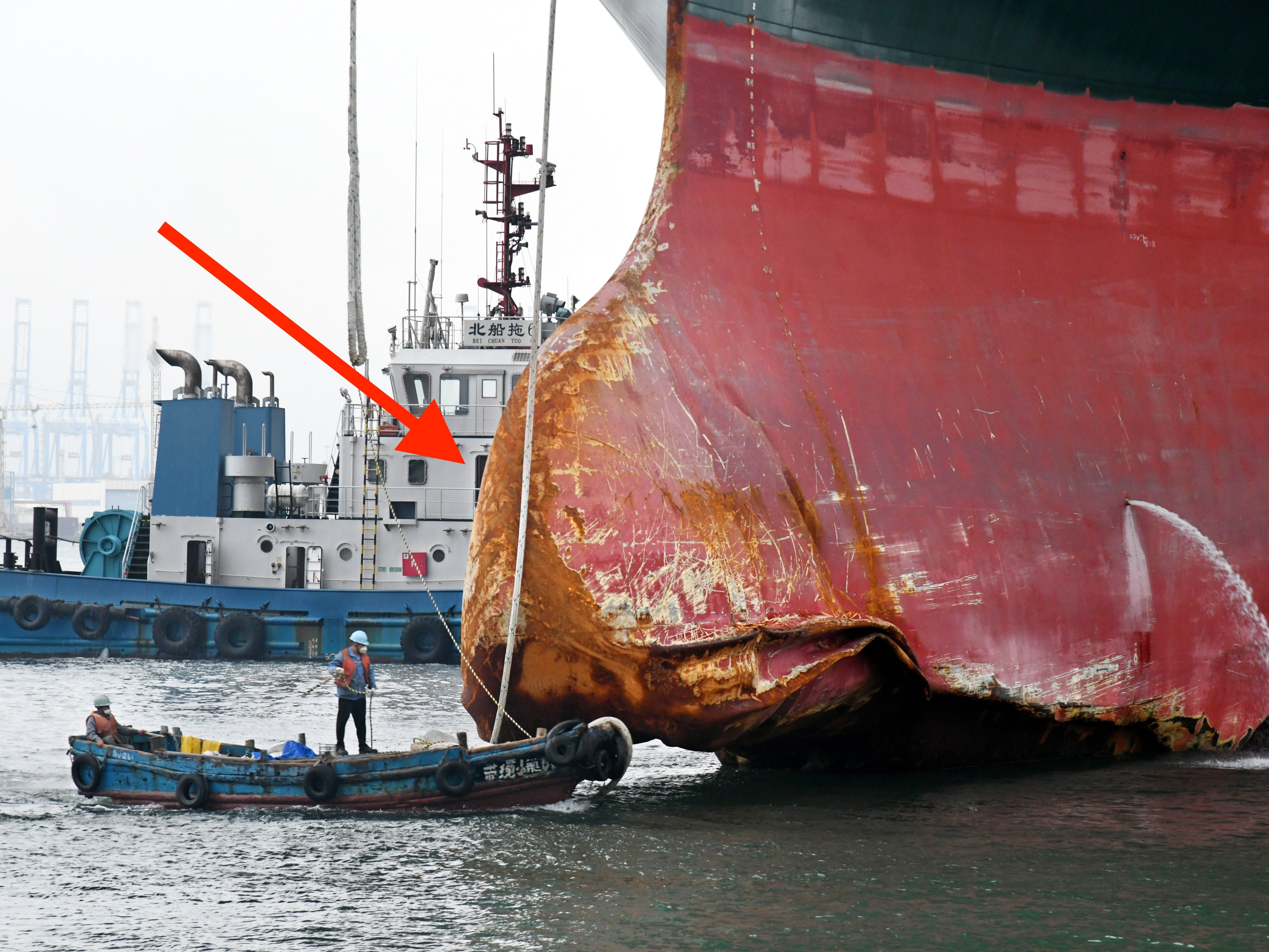 Das Containerschiff Ever Given, das im März fast eine Woche lang den Suezkanal blockierte, traf am Montag zur Reparatur in Qingdao ein.