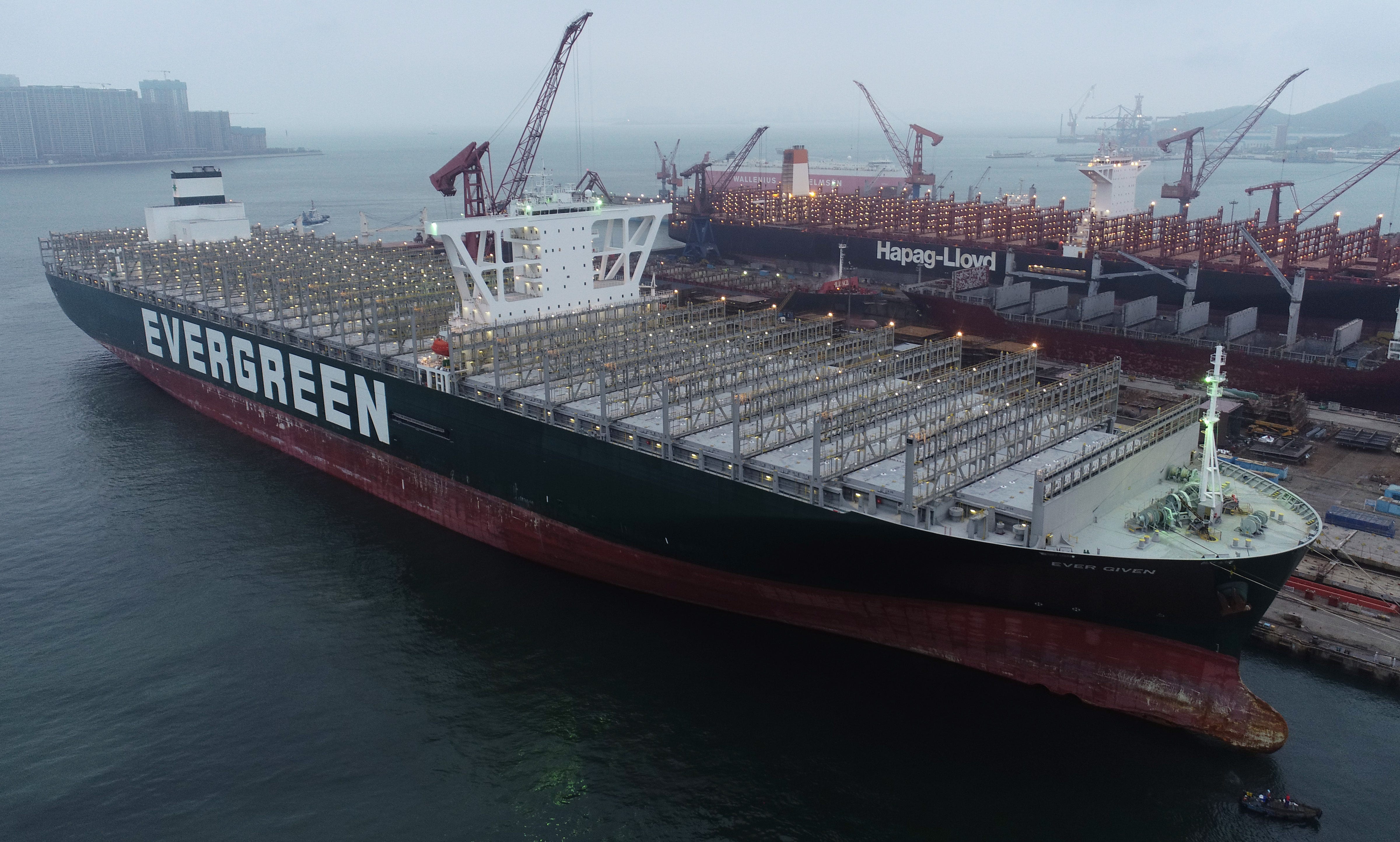 Containerschiffe werden jedes Jahr größer – die Ever Given ist länger als drei Fußballfelder.