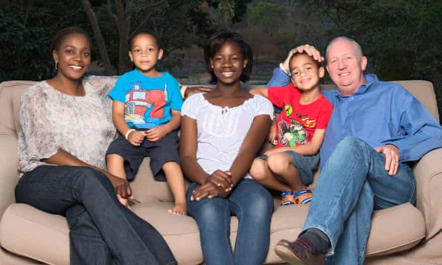 Adam mit seiner Frau Mwangala, seiner Tochter Nina und den Söhnen Christopher und AJ.