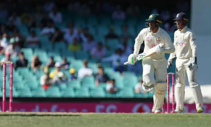 Usman Khawaja macht einen Lauf während des vierten Tests