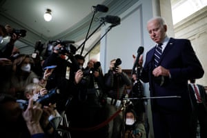 Joe Biden spricht mit Reportern nach einem Treffen mit Senatsdemokraten auf dem Capitol Hill.
