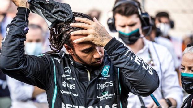 Lewis Hamilton sieht niedergeschlagen aus, nachdem er den WM-Titel verloren hat