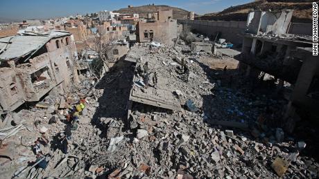 Die Trümmer von Gebäuden, die am Dienstag bei Luftangriffen der von Saudi-Arabien geführten Koalition in Sanaa im Jemen beschädigt wurden. 