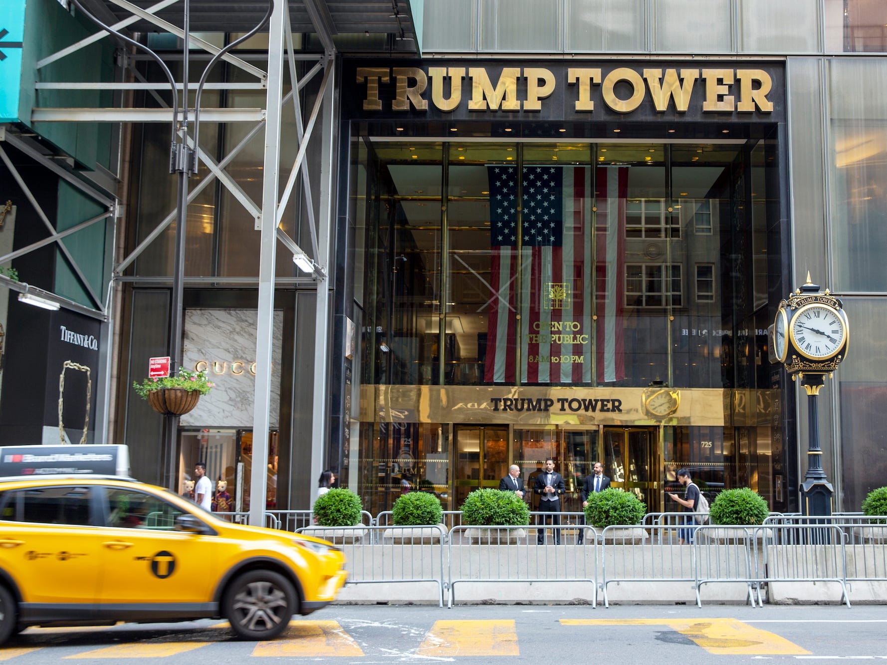 Ein Taxi fährt am Mittwoch, den 14. Juli 2021, am Trump Tower, dem Hauptsitz der Trump Organization, in New York City vorbei