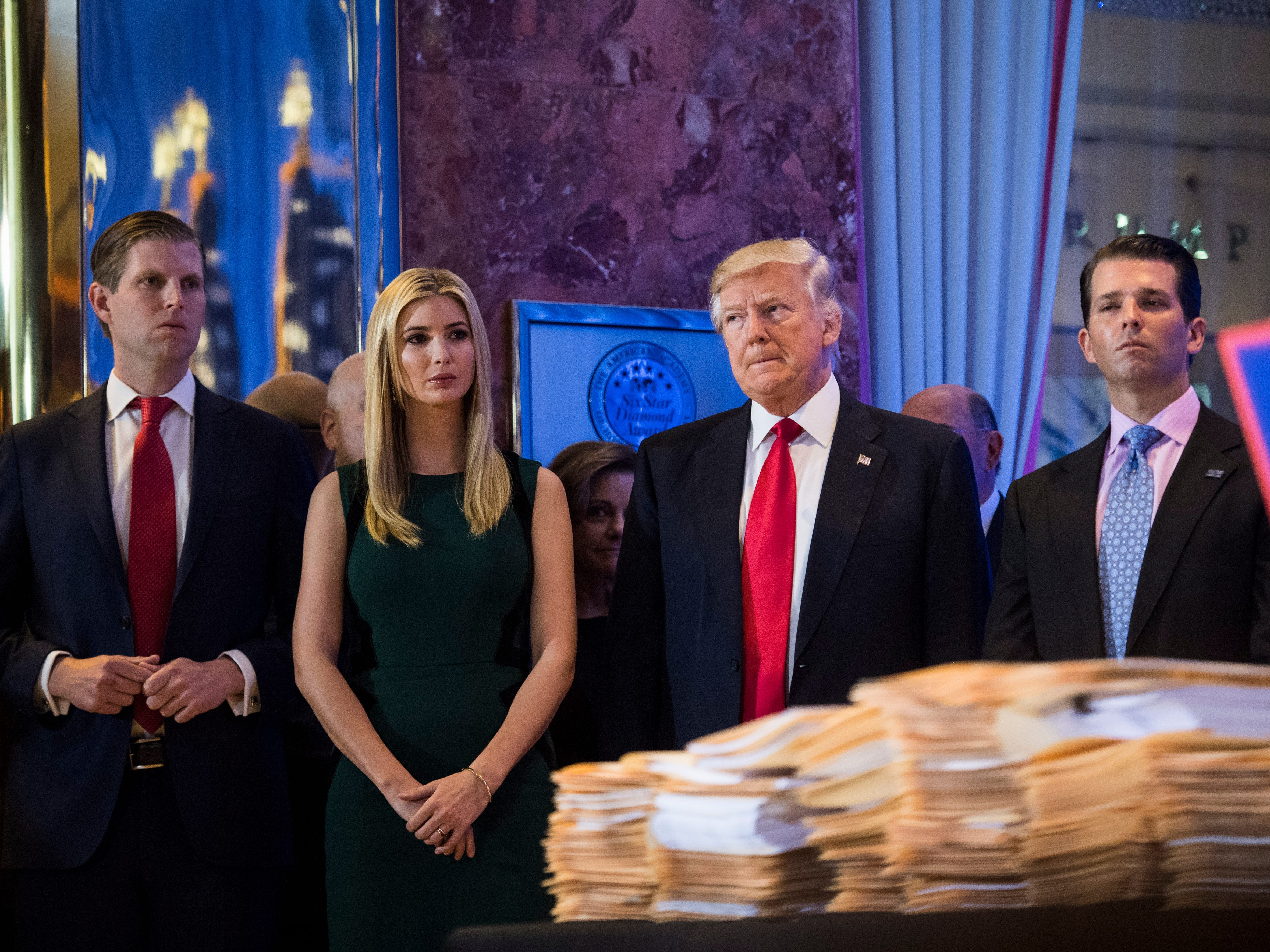 Eric Trump, Ivanka Trump, Donald Trump und Donald Trump Jr. abgebildet im Trump Tower