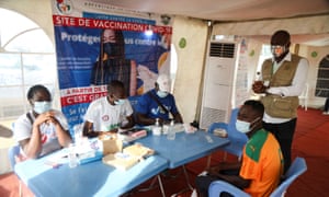 Abidjan-Fußballfans werden am 12. Januar in einem Impfzentrum in Abidjan, Elfenbeinküste, gegen Covid-19 geimpft.