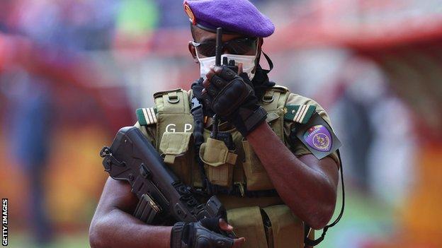Ein kamerunischer Soldat bei der Eröffnungsfeier des Nations Cup
