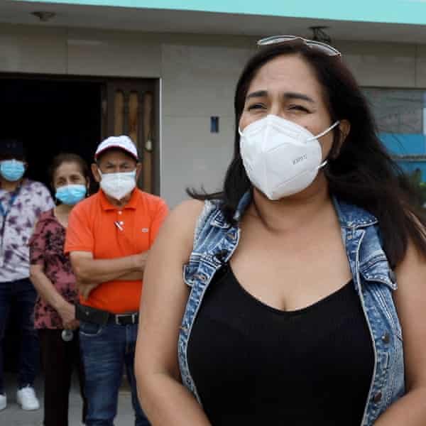 Liz Estrada, 45, mit Nachbarn in Trapezio, Chimbote