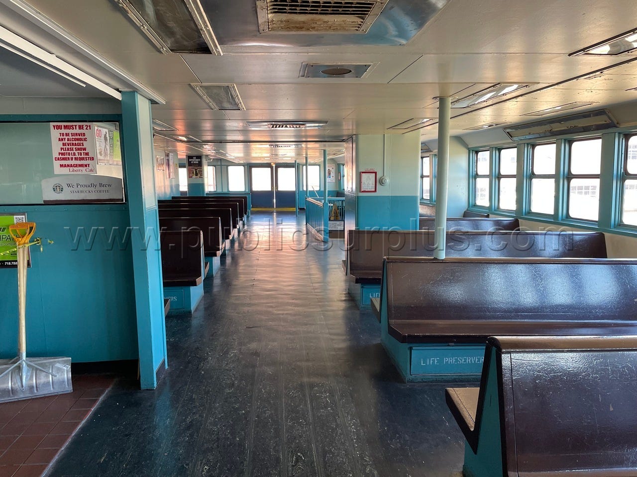 Ein Bild aus dem Inneren der John F. Kennedy, einem stillgelegten Fährschiff auf Staten Island, das Pete Davidson und Colin Jost im Januar 2022 auf einer Auktion gekauft haben.
