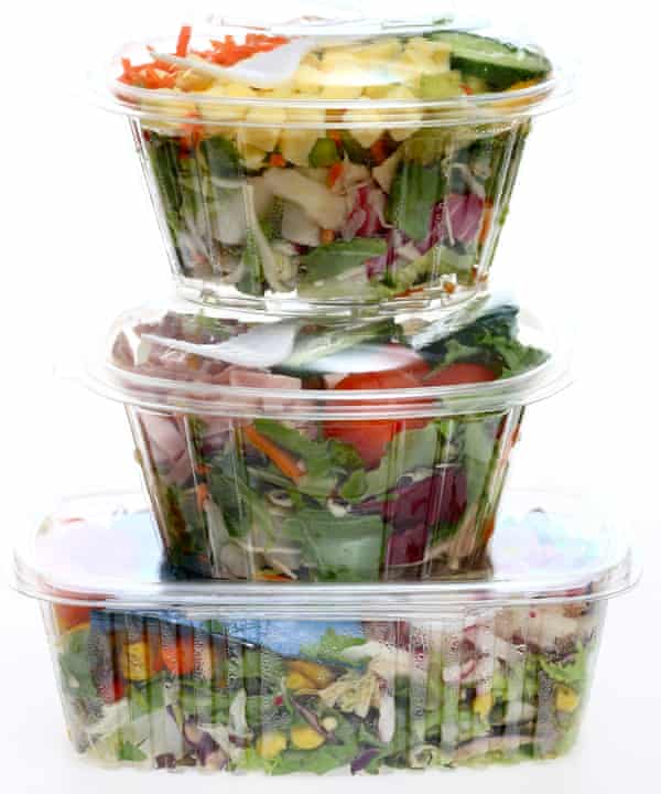 Verpackte, frisch zubereitete Salate in einer Plastikbox, aus einer Kühlbox im Supermarkt.