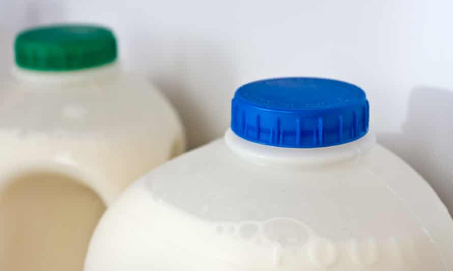Behälter mit Vollmilch und teilentrahmter Milch