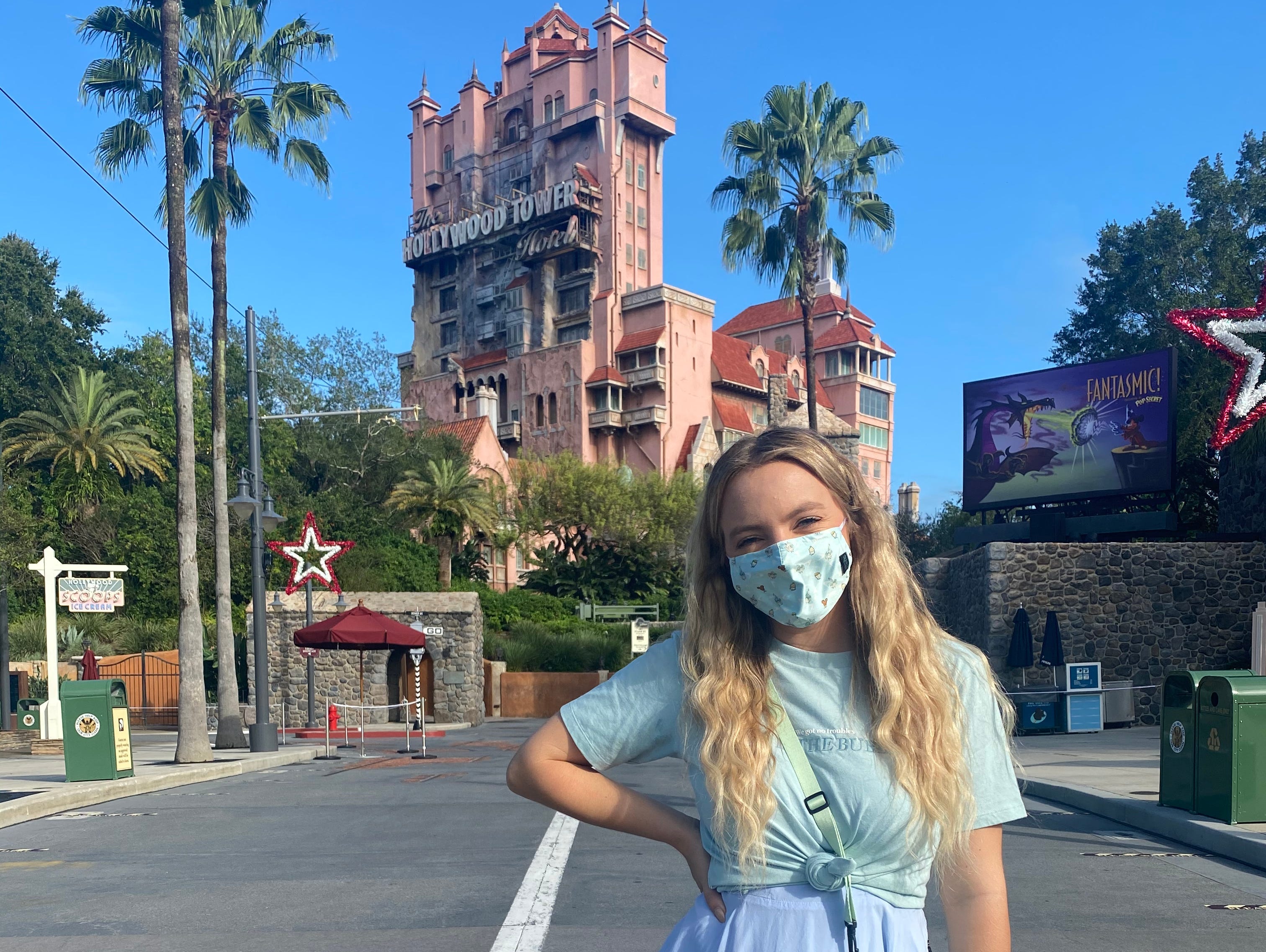 kayleigh steht auf dem hollywood boulevard in den hollywood studios vor dem tower of terror