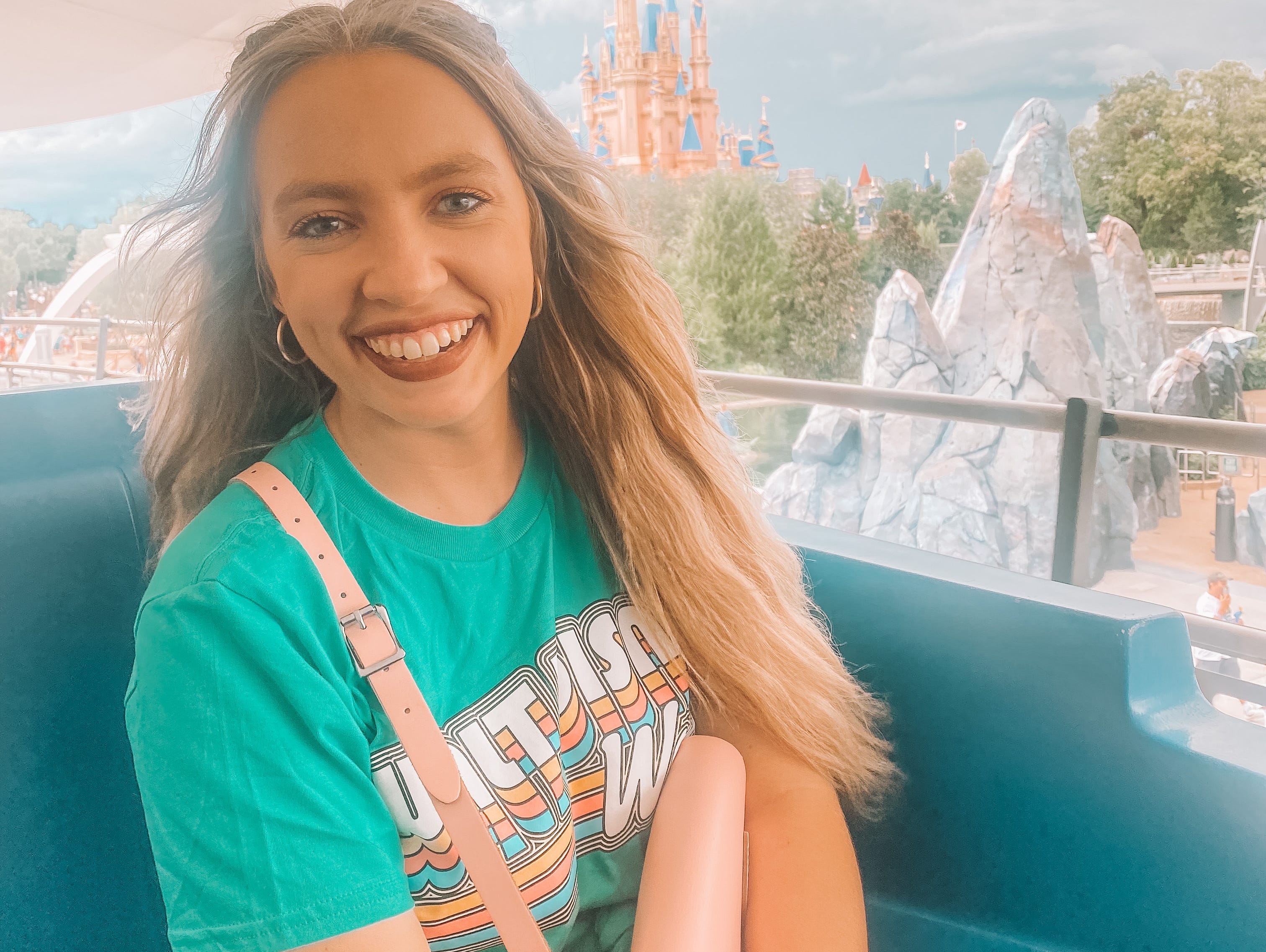 Kayleigh Price fährt mit dem People Mover im Magic Kingdom in Disney World
