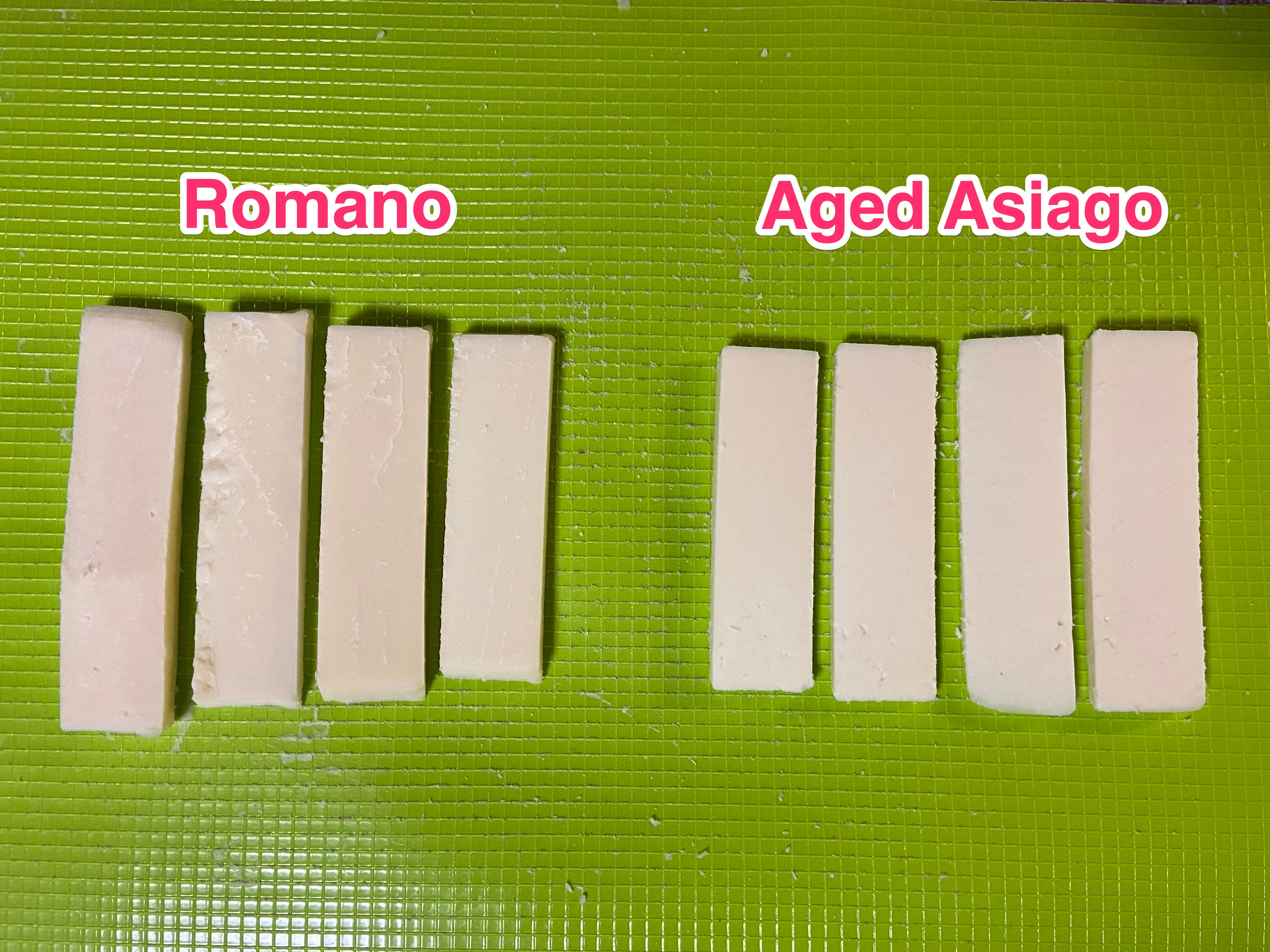8 Käsestreifen, getrennt nach Romano- und Asiago-Stil.