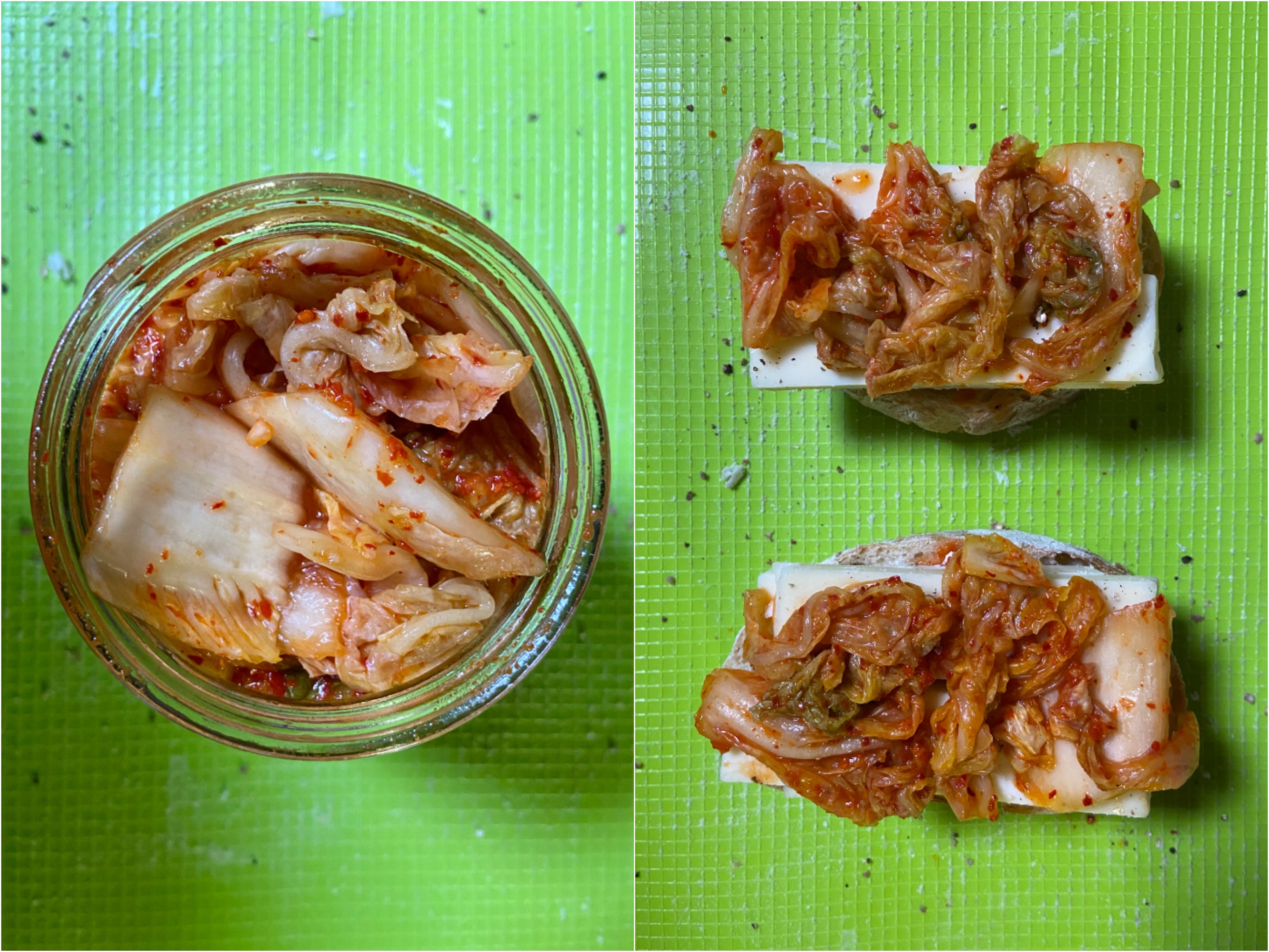 Ein nebeneinander liegendes Foto des Kimchi-Behälters und des auf den Käse geschichteten Kimchis.