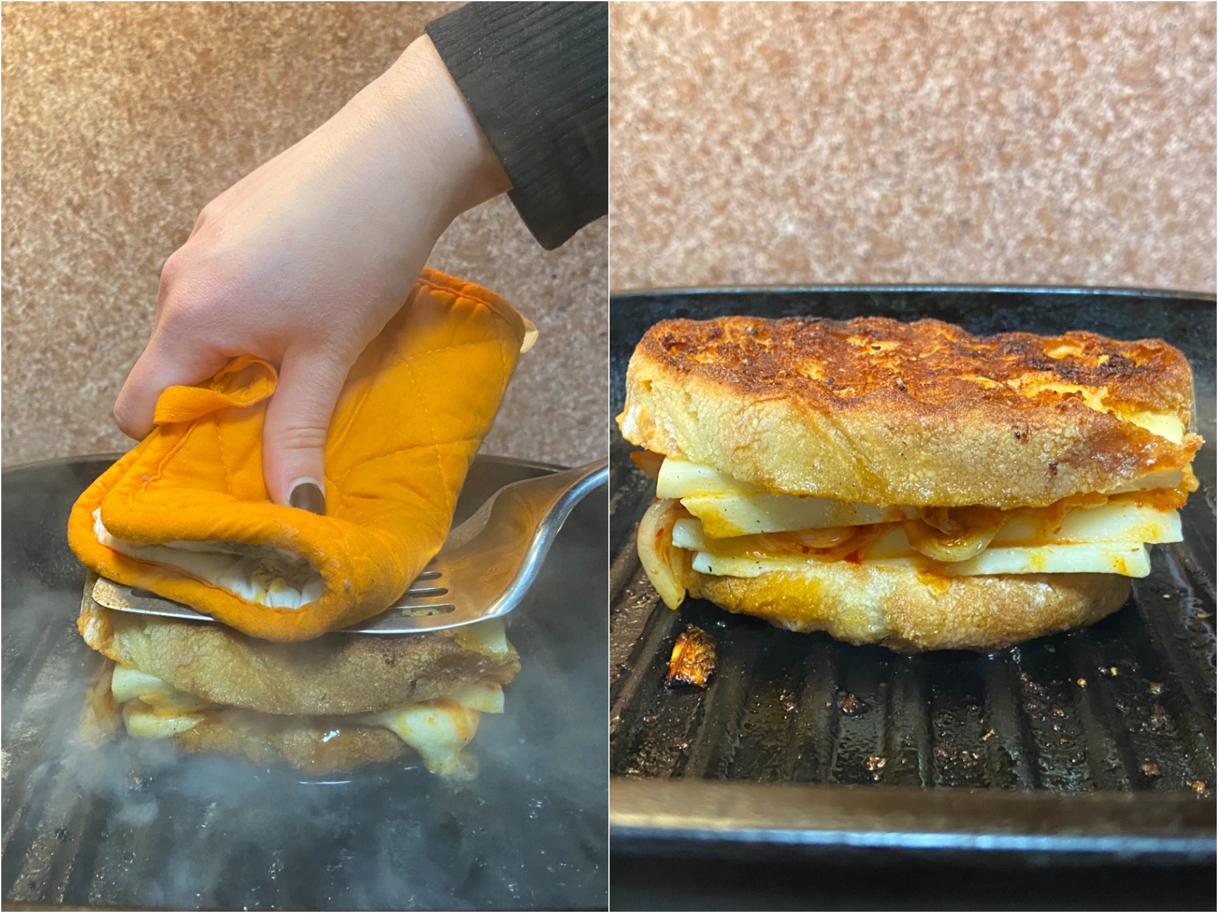 Nebeneinander Foto einer Hand, die einen Topflappen hält und danach einen Pfannenwender und das gekochte, knusprige Sandwich herunterdrückt.