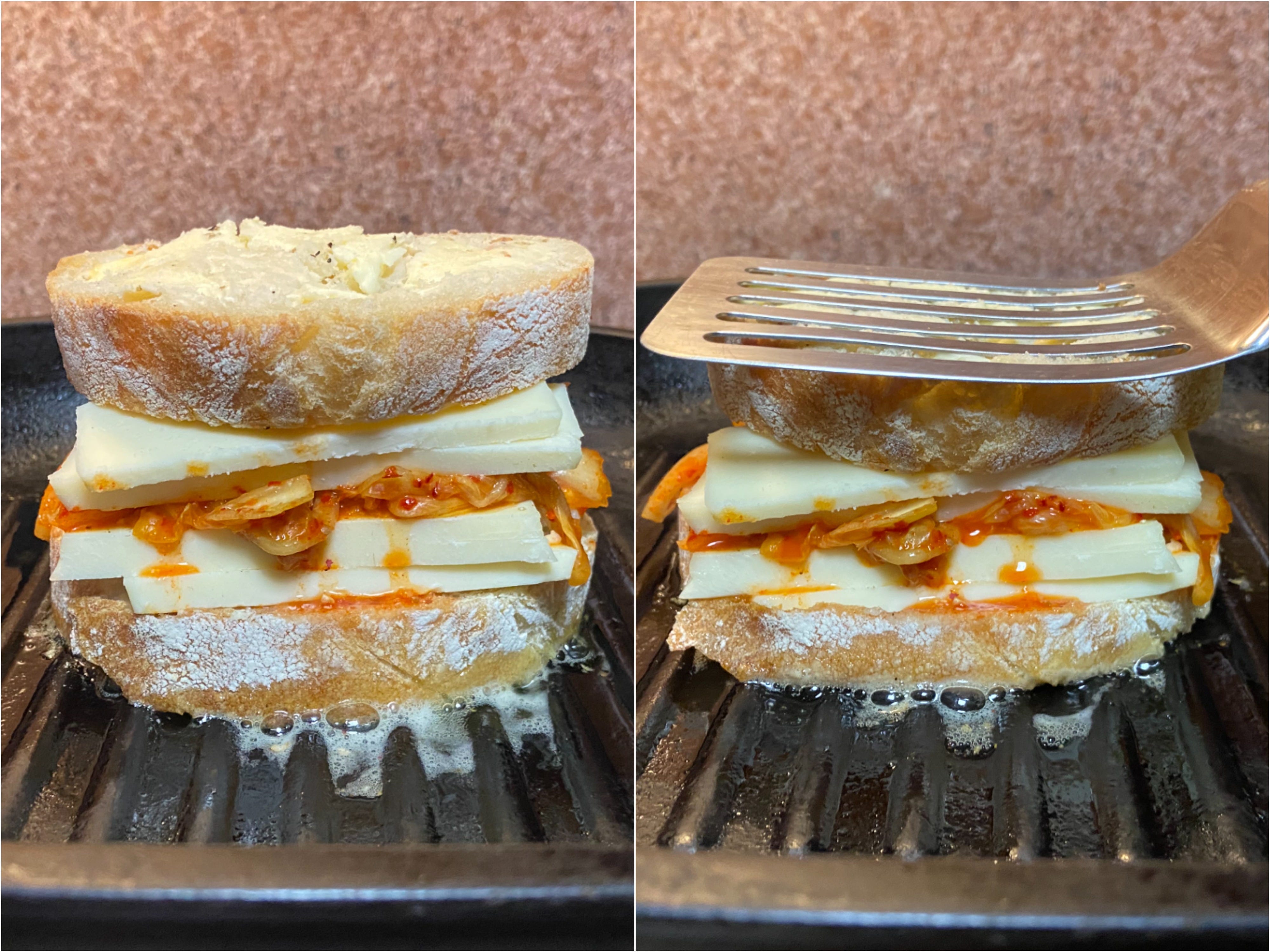 Nebeneinander Fotos des Sandwiches auf einer gusseisernen Pfanne und erneutes Andrücken mit einem Pfannenwender.