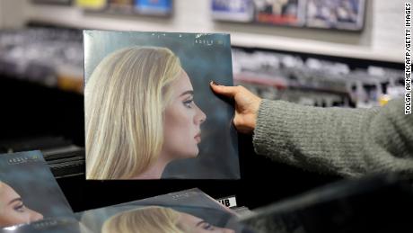 Angetrieben von Adele stiegen die Vinyl- und CD-Verkäufe im Jahr 2021, so die Daten