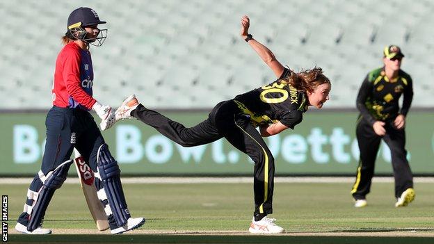 Die schnelle Bowlerin Tayla Vlaeminck aus Australien kegelt im ersten T20 der Women's Ashes gegen England