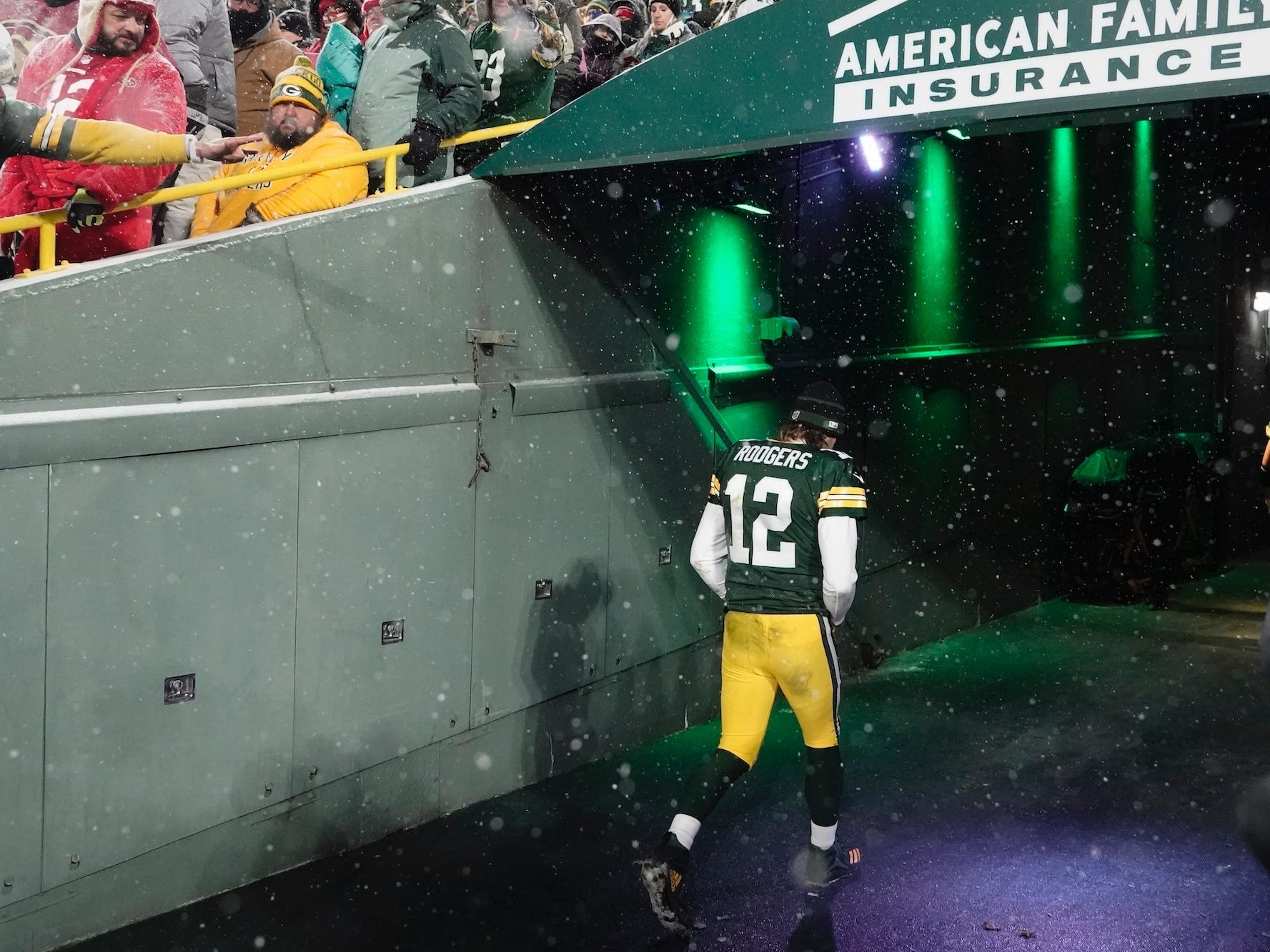 Aaron Rodgers geht in den Tunnel am Lambeau Field, nachdem die Packers in den Playoffs gegen die 49ers verloren haben.