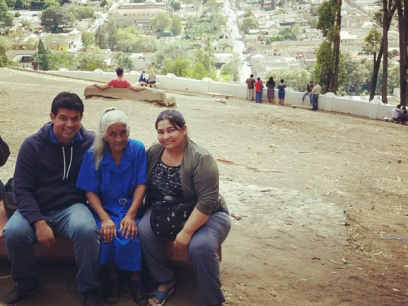 Juan Antonio Sorto mit seiner Mutter und Großmutter.