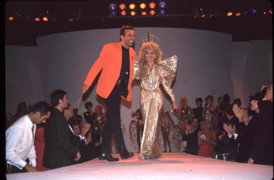 Thierry Mugler auf dem Laufsteg mit Sharon Stone 23. April 1992 - Los Angeles, CA.